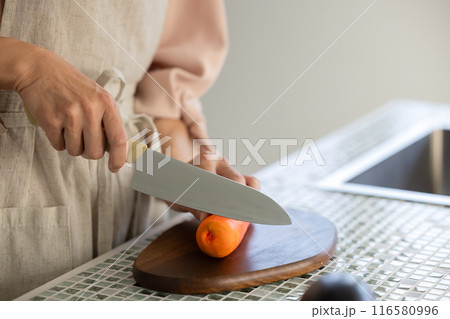 包丁で人参を切る女性の手元 116580996