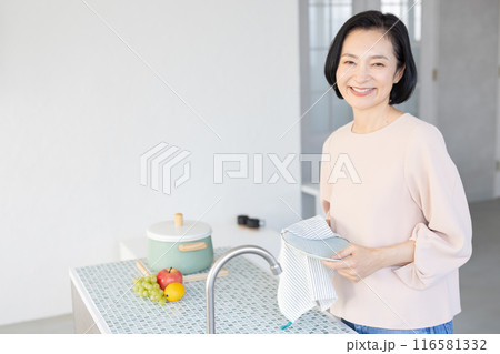 家事をする主婦 116581332