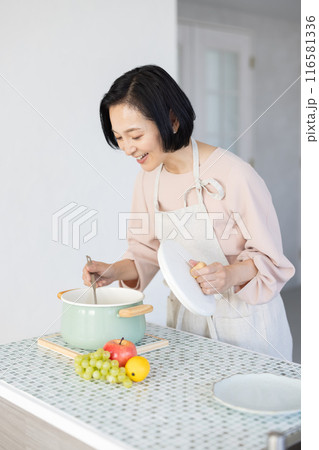 料理を作る女性 料理を作る女性 116581336