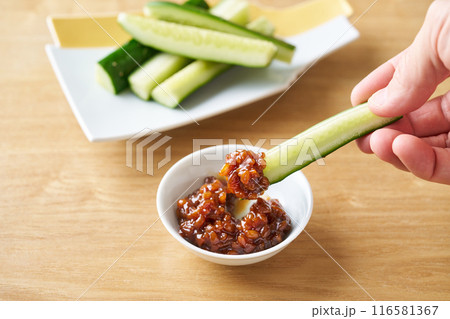 胡瓜にもろみ味噌をつけて食べる 116581367
