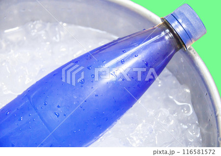 ステンレスボウルに入れた氷水と青いペットボトル ステンレスボウルに入れた氷水と青いペットボトル 116581572
