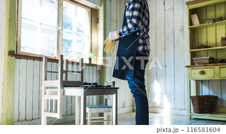 アトリエにいる男性 116581604