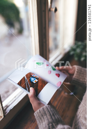 小冊子を持つ女性 116581741