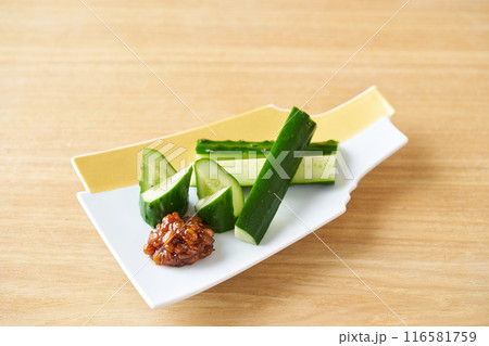 もろみ味噌とカットした胡瓜 116581759