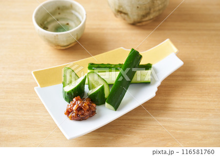 もろみ味噌とカットした胡瓜 116581760