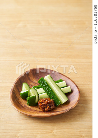 もろみ味噌とカットした胡瓜 116581769