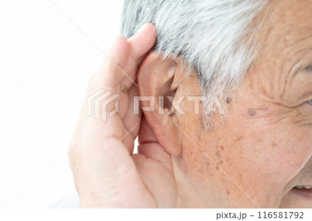 シニア　男性　耳 116581792