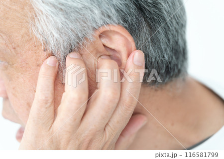 シニア　男性　耳 116581799