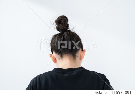 お団子ヘアの女性 後ろ姿 お団子ヘアの女性 後ろ姿 116582091
