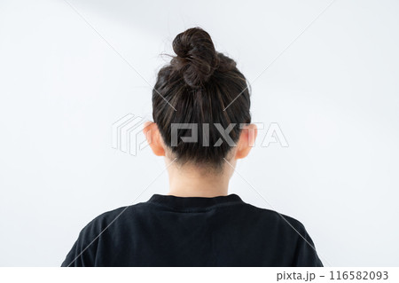 お団子ヘアの女性 後ろ姿 お団子ヘアの女性 後ろ姿 116582093