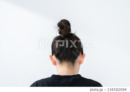 お団子ヘアの女性 後ろ姿 お団子ヘアの女性 後ろ姿 116582094