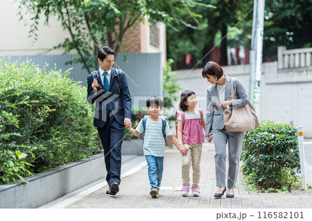 一緒に登校する家族。 一緒に登校する家族。 116582101