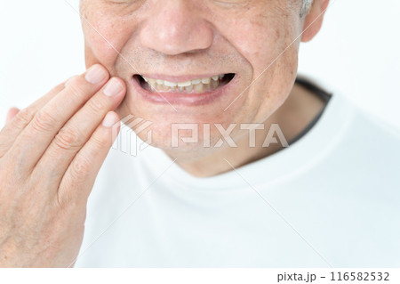 シニア男性　ヒゲ　たるみ 116582532