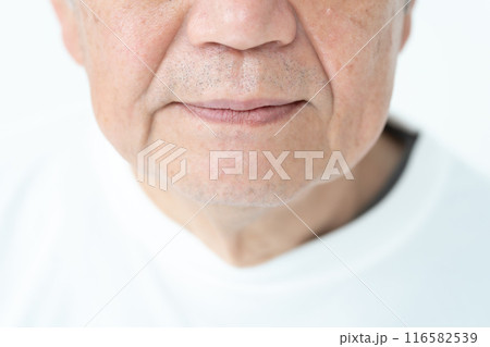 シニア男性　ヒゲ　たるみ 116582539