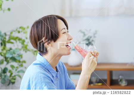 自宅でスイカを食べる女性 自宅でスイカを食べる女性 116582822