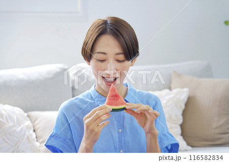 自宅でスイカを食べる女性 自宅でスイカを食べる女性 116582834