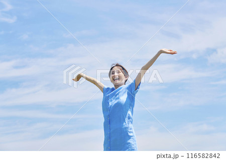 屋外で伸びをする女性 屋外で伸びをする女性 116582842