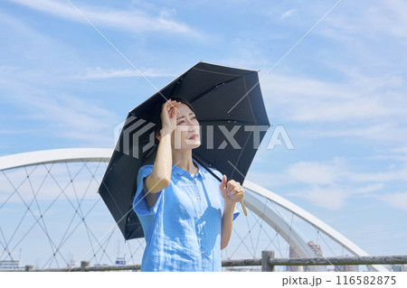 猛暑日に日傘を差す女性 116582875