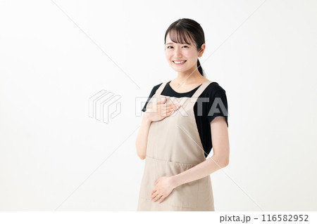 エプロン姿の女性 116582952