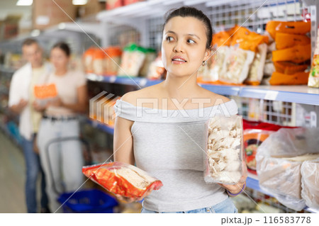 Young woman chooses noodles in store 116583778