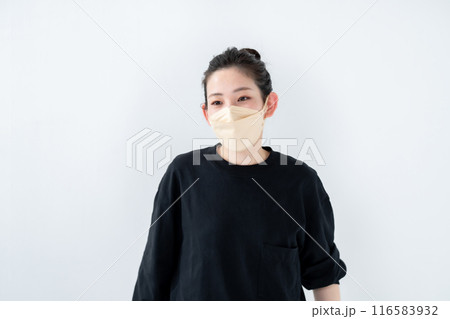 マスクをするお団子ヘアの女性 116583932