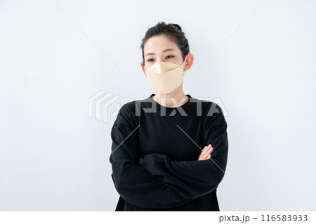 マスクをするお団子ヘアの女性 116583933