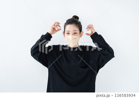 マスクをするお団子ヘアの女性 マスクをするお団子ヘアの女性 116583934