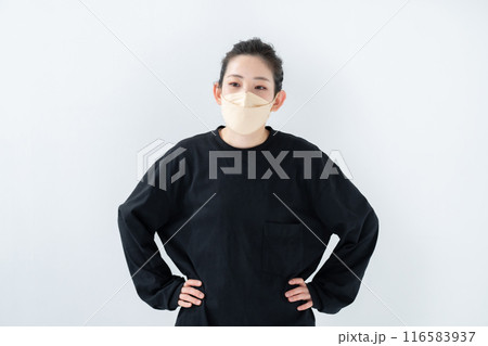 マスクをするお団子ヘアの女性 マスクをするお団子ヘアの女性 116583937