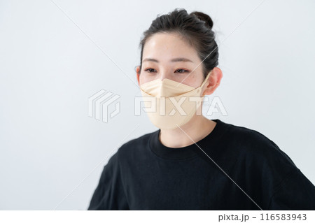 マスクをするお団子ヘアの女性 マスクをするお団子ヘアの女性 116583943