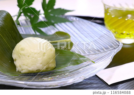 夏のお皿に盛られた麩饅頭 夏のお皿に盛られた麩饅頭 116584088