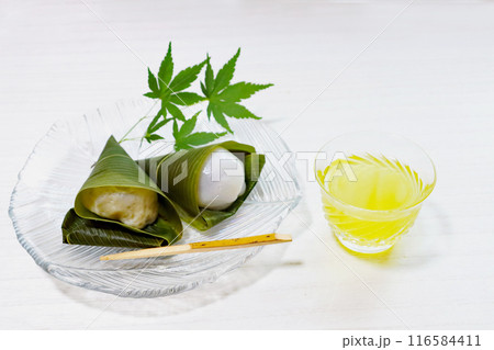夏の冷たいお茶と夏限定の和菓子 夏の冷たいお茶と夏限定の和菓子 116584411
