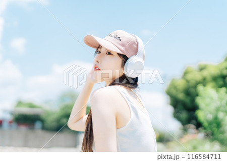屋外で音楽を聴く若い女の子 屋外で音楽を聴く若い女の子 116584711