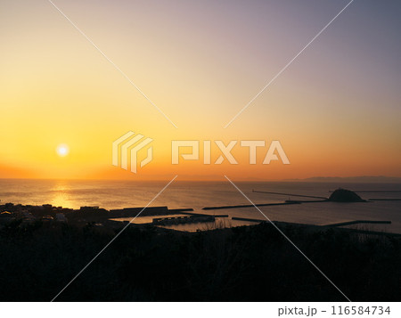 早春の室蘭市祝津公園 展望台から噴火湾に沈む夕日を臨む 116584734