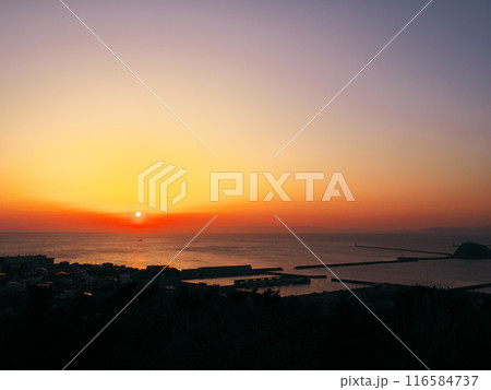早春の室蘭市祝津公園 展望台から噴火湾に沈む夕日を臨む 116584737