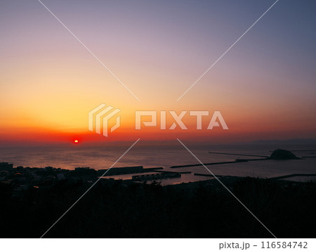 早春の室蘭市祝津公園 展望台から噴火湾に沈む夕日を臨む 116584742