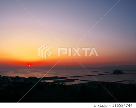 早春の室蘭市祝津公園 展望台から噴火湾に沈む夕日を臨む 116584744