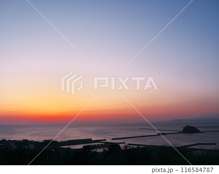 早春の室蘭市祝津公園 展望台から噴火湾の夕焼けを臨む 116584787