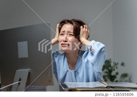 叫ぶ女性 ビジネス 暗い 叫ぶ女性 ビジネス 暗い 116585606