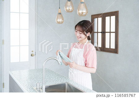 キッチンで皿拭きをする女性（家事・主婦） 116585767