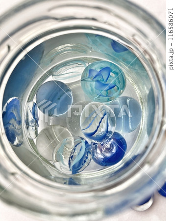 水に入ったキラキラしたビー玉 水に入ったキラキラしたビー玉 116586071