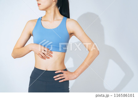 トレーニングでシェイプアップした女性イメージ　ボディケア　ダイエット 116586101
