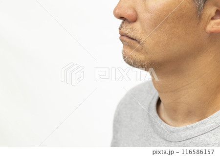 髭を生やした男性の横顔 白バック 髭を生やした男性の横顔 白バック 116586157