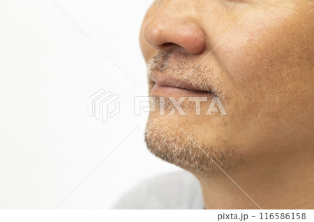 髭を生やした男性の横顔 白バック 髭を生やした男性の横顔 白バック 116586158