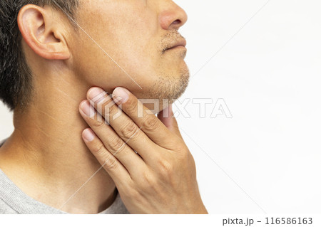 カットした髭を触る男性 白バック カットした髭を触る男性 白バック 116586163