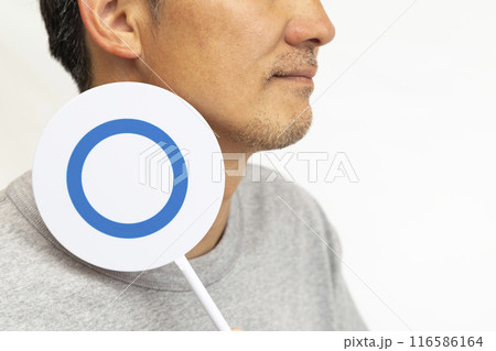 丸プレートを持つ男性　白バック 116586164