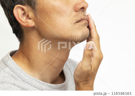 カットした髭を触る男性 白バック カットした髭を触る男性 白バック 116586165