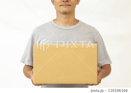 ダンボール箱を持つ男性 白バック ダンボール箱を持つ男性 白バック 116586166