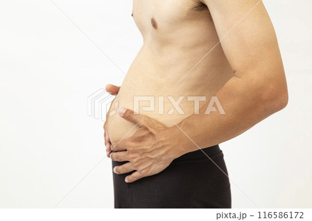 お腹が出てきた中年男性 白バック お腹が出てきた中年男性 白バック 116586172