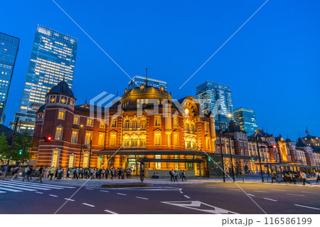 日本の東京都市景観 7月。東京駅丸の内北口。仕事などを終えて駅に向かう人たち=3日 日本の東京都市景観 7月。東京駅丸の内北口。仕事などを終えて駅に向かう人たち=3日 116586199