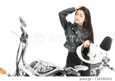 ヘルメットを持ってバイクに座って髪の毛を掻き上げるバイク女子 116586561